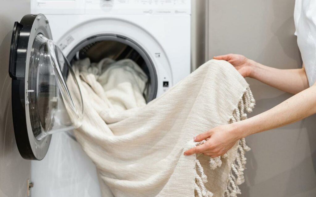 شست‌وشو در ماشین لباس‌شویی